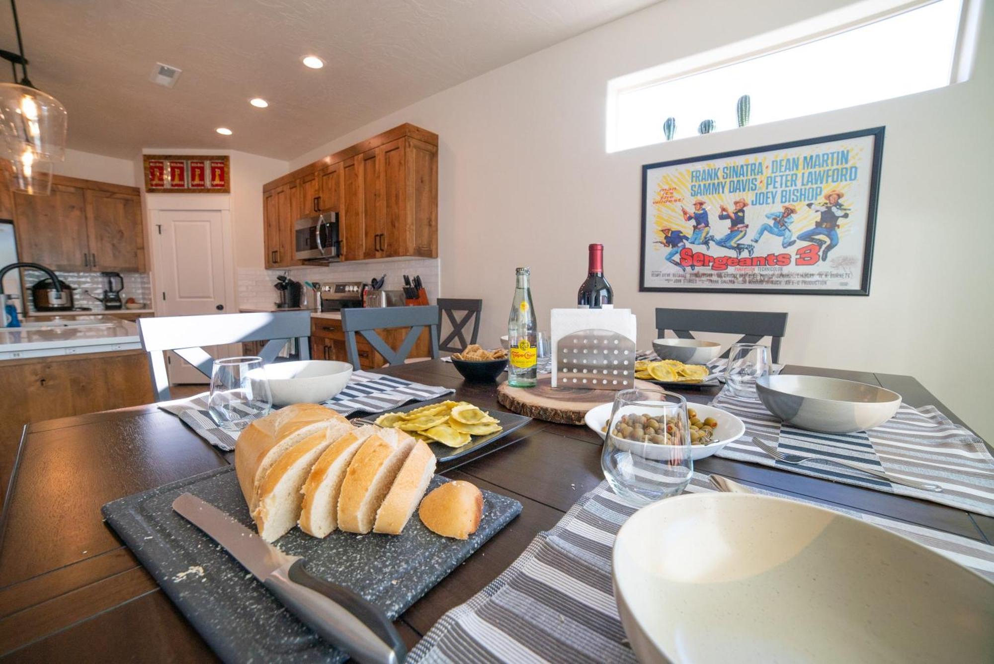 Hollywood Hangout - New West Properties Kanab Exterior photo
