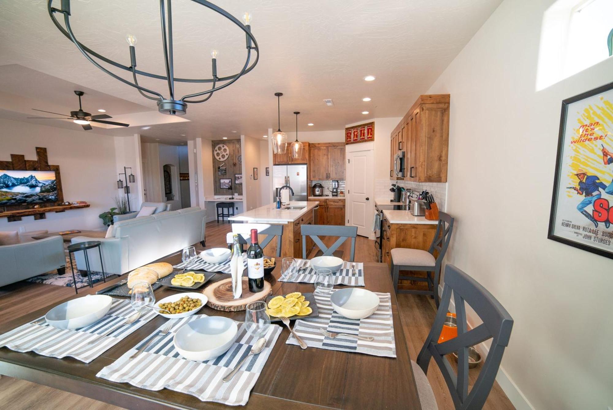 Hollywood Hangout - New West Properties Kanab Exterior photo
